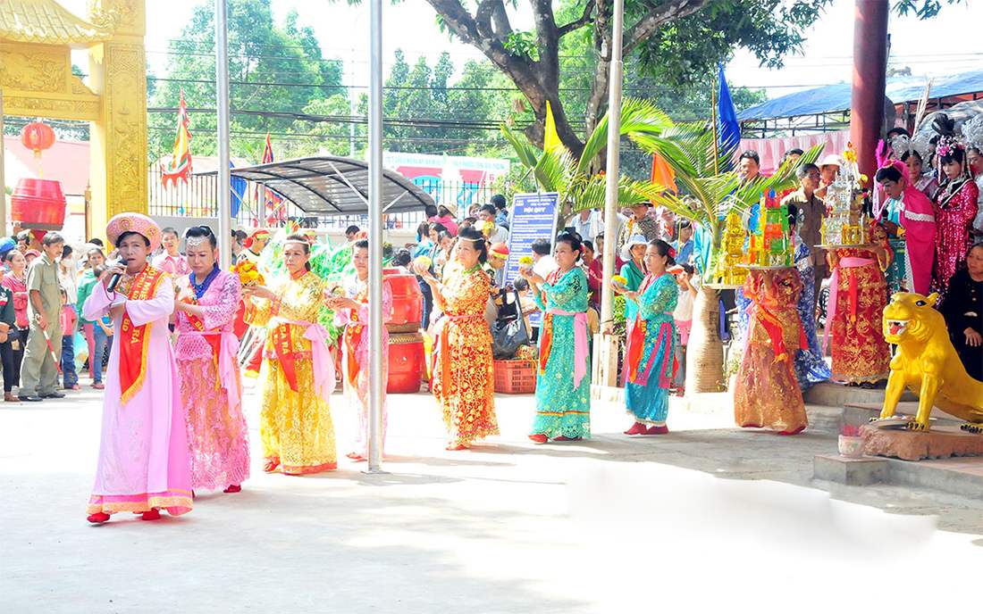 Tiết mục văn nghệ trong lễ hội vía Bà Rá Phước Long