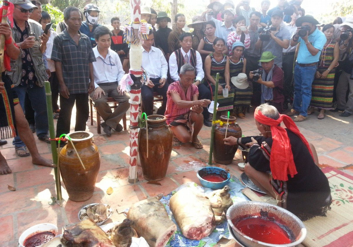 Lễ cúng bến nước thu hút đông đảo người dân và du khách tham gia