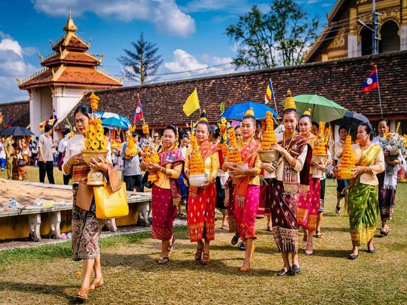 Lễ hội Thạt Luổng thu hút đông đảo người dân và Phật tử khắp nơi tới tham dự
