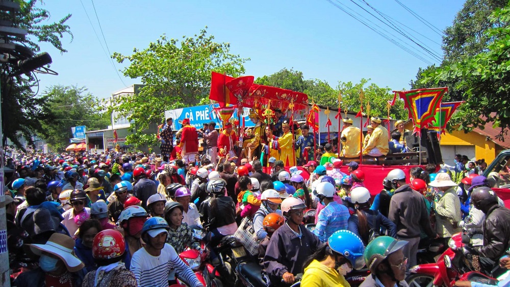 Lễ rước Ông Châu Xương thu hút đông đảo người dân địa phương và du khách tham gia