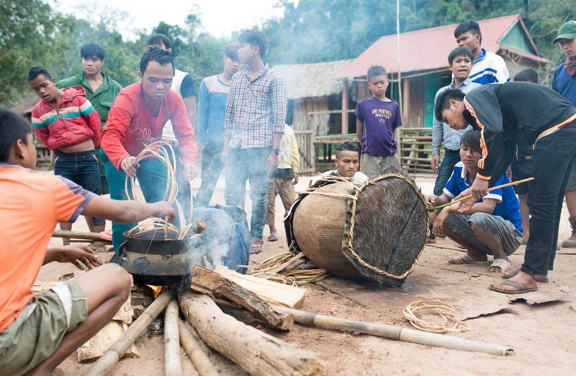 Trai tráng chuẩn bị trống cho lễ hội đập trống
