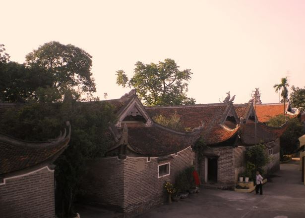 Khung cảnh bên ngoài đình Chèm