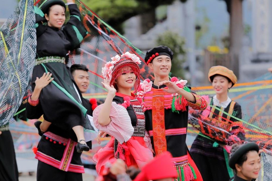 Nam nữ thanh niên hào hứng tham gia lễ hội Tết nhảy Sapa