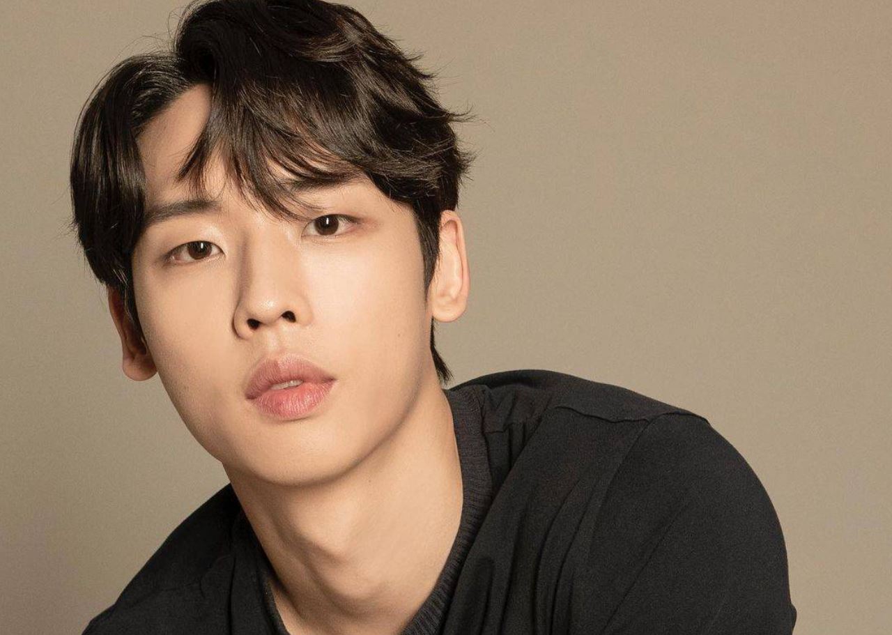 Tiểu sử Park Jung Woo sinh ngày 19 tháng 1 năm 1996 mang quốc tịch Hàn Quốc
