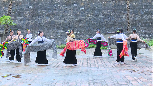 Hoạt động văn nghệ trong lễ hội Mợi