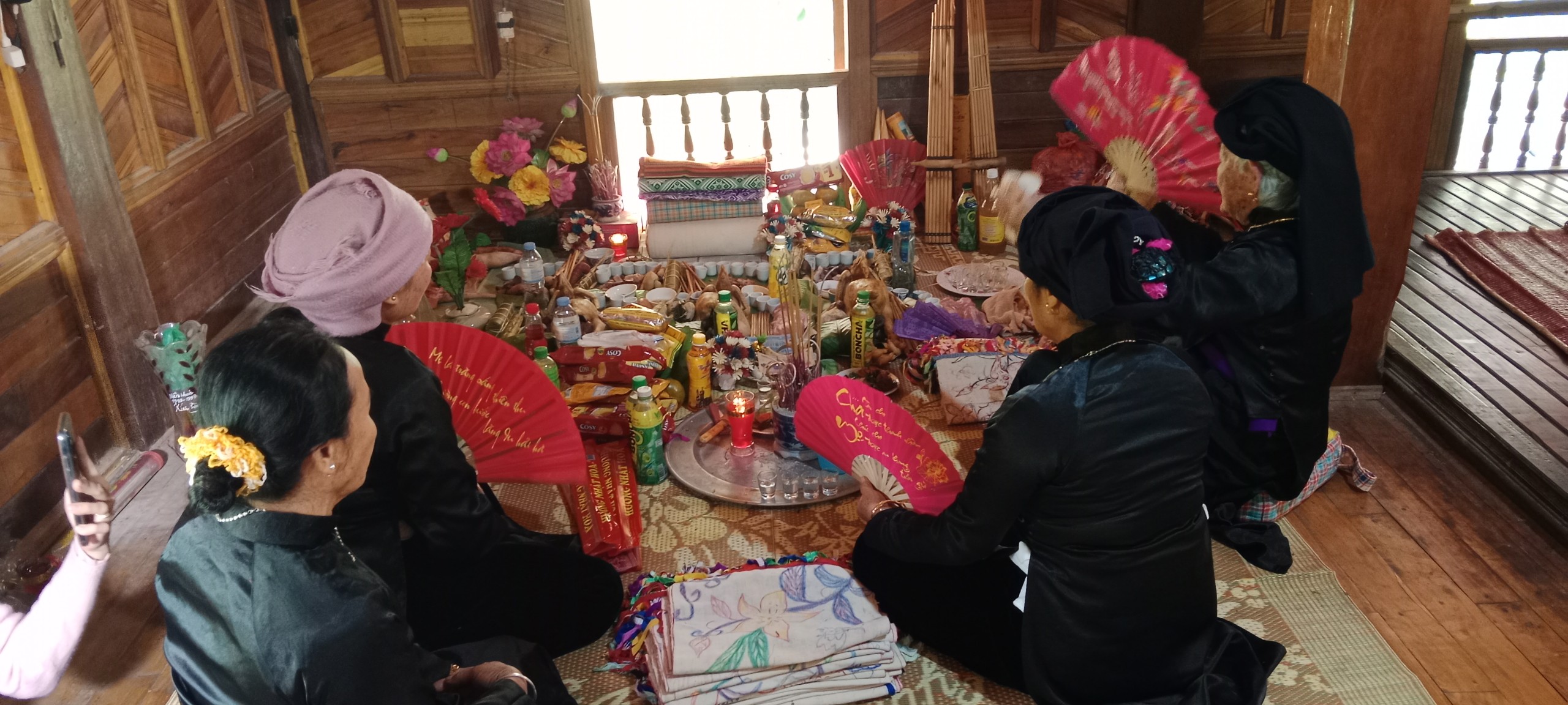 Thầy Mợi cúng mời thần linh, tổ tiên về tham gia lễ hội