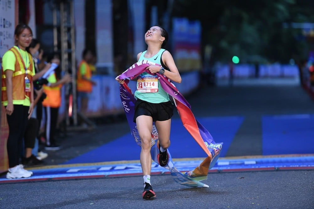 Lê Thị Tuyết thể hiện sức mạnh trên đường chạy 42 km