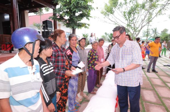 Đại tướng trao quà cho những hộ nông dân nghèo