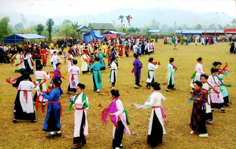 Lễ hội Múa Mơi của người Mường Yên bái thu hút nhiều đối tượng tham gia