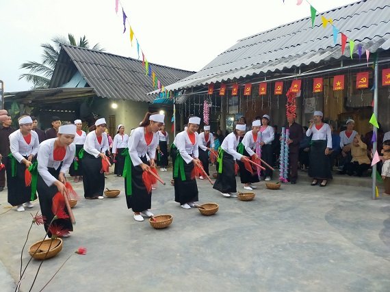 Lễ hội Múa Mơi được tổ chức tại nhà mo chủ
