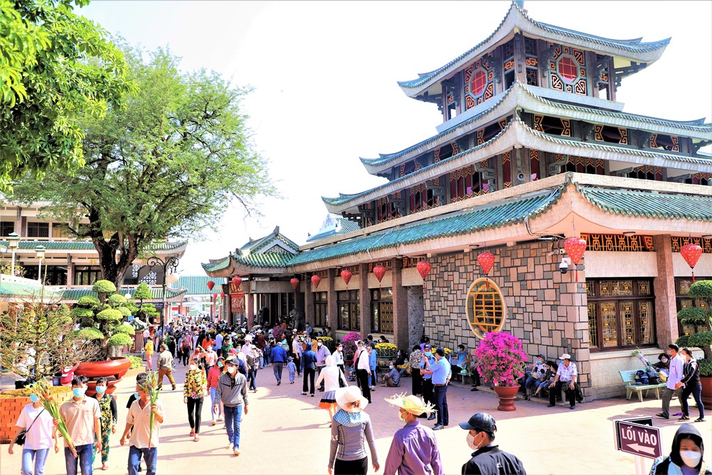 Lễ hội Vía Bà Chúa Núi Sam thu hút đông đảo người tham gia