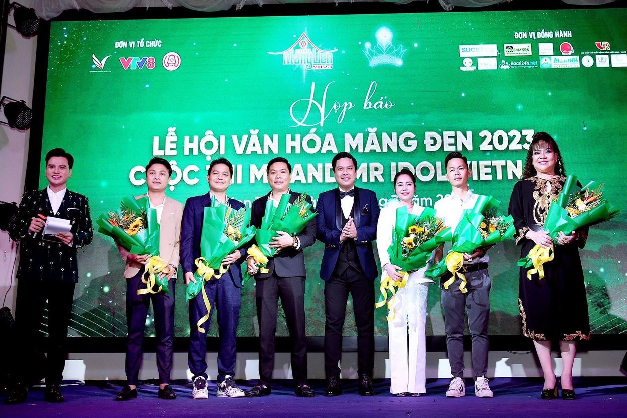 Tiến sỹ Hoàng Duẩn chia sẻ rằng: “Trong kịch bản chúng tôi sẽ có những ví dụ, chương đêm khai mạc có chuyện của thác”