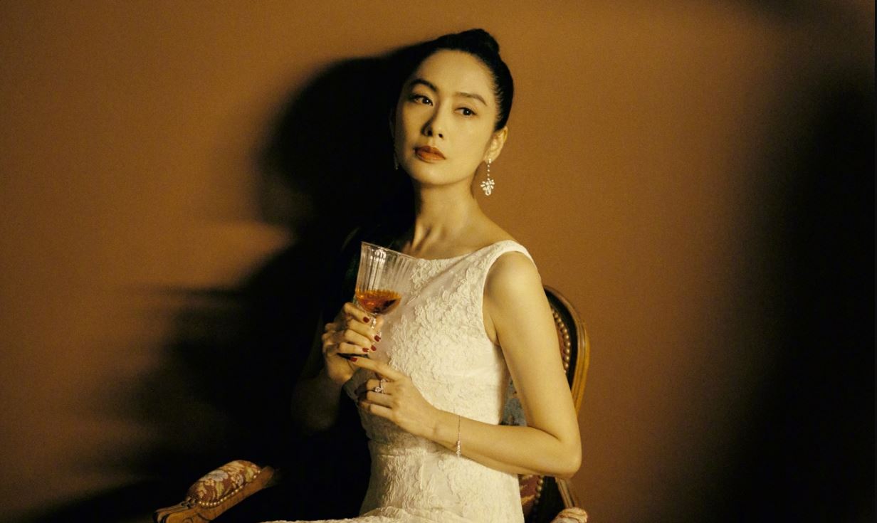 Tiểu sử Chu Nhân từng học diễn xuất tại Học viện Nghệ thuật Diễn xuất Hồng Kông