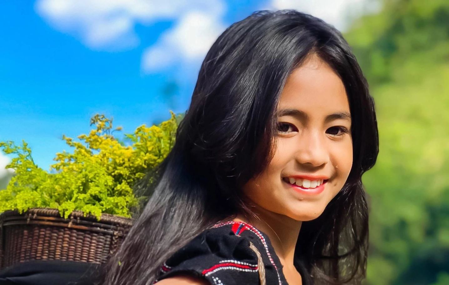 Tiểu sử Khánh Huyền Pa Cô xuất thân trong gia đình có 2 chị em thuộc hộ nghèo của xã