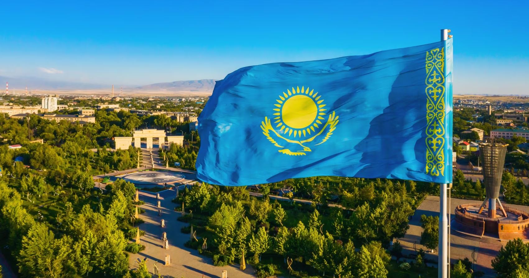 Ý nghĩa cờ Kazakhstan thể hiện sức mạnh và tinh thần kiên cường qua hình ảnh đại bàng