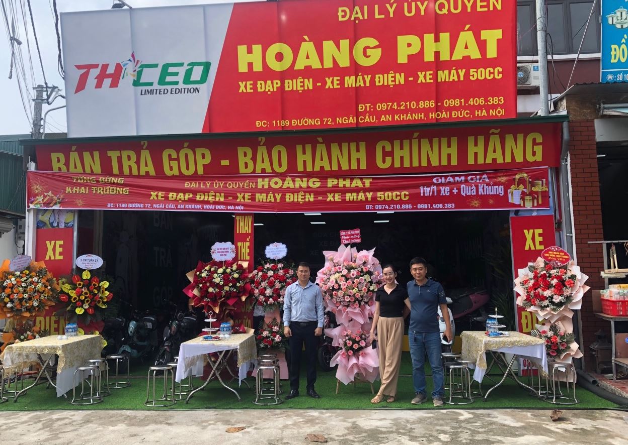 Cuối chương trình, nhiều đối tác & khách hàng chụp ảnh lưu niệm tại cửa hàng