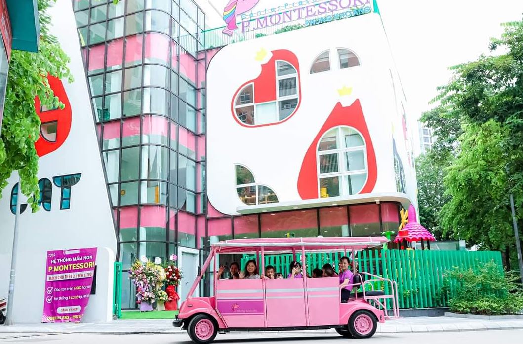 Việc thiết kế riêng mẫu xe điện của trường mầm non Pink Sunshine2,3 Montessori School là ý tưởng rất tuyệt vời