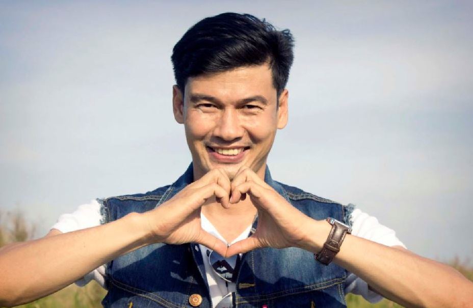 Vì sự ra đi đột ngột của một người anh trong nghề nên anh bị khủng hoảng nghiêm trọng và tự nhốt mình trong phòng