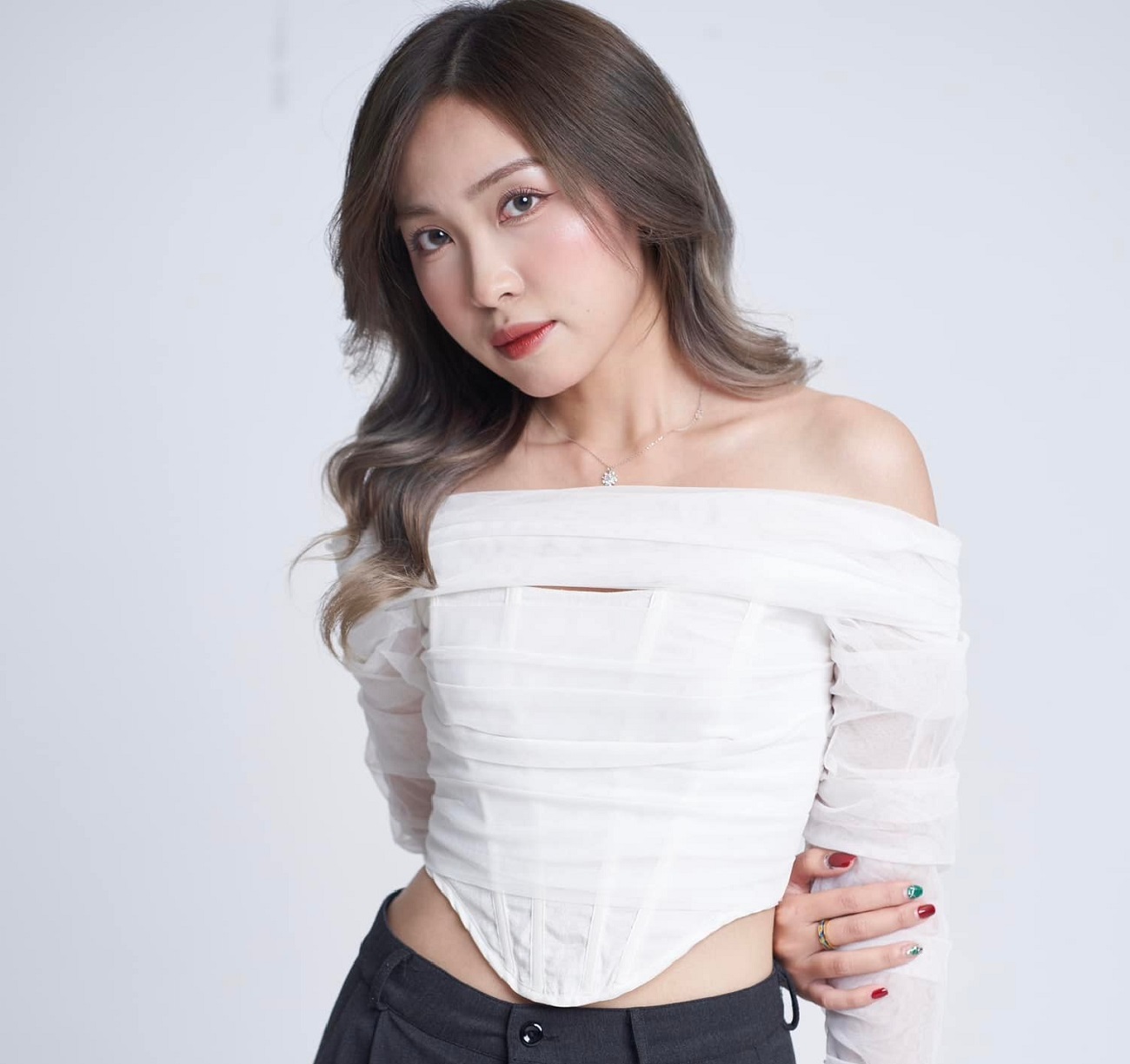 Tiểu sử Linh Sim Schannel tốt nghiệp với tấm bằng xuất sắc tại Đại học Kinh tế Quốc dân