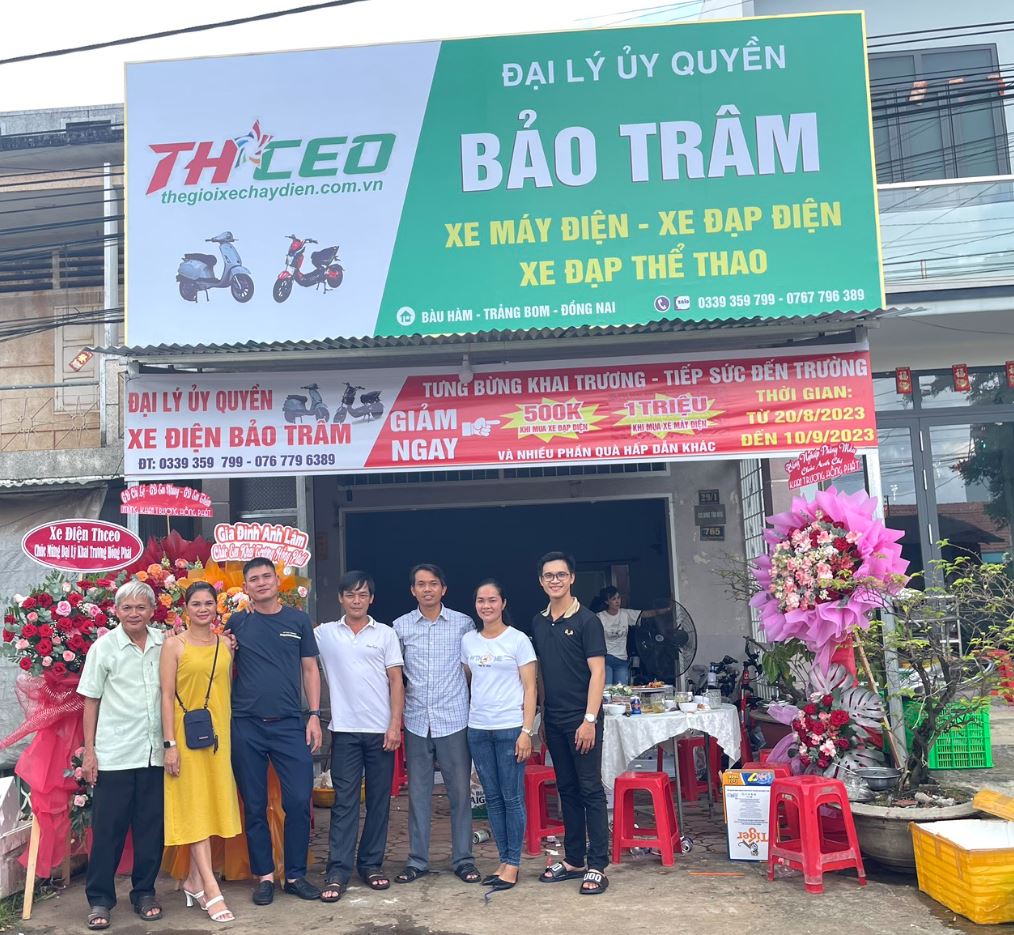 Cuối chương trình, nhiều đối tác & khách hàng cùng người dân đã níu chân lại cửa hàng để chụp ảnh lưu niệm