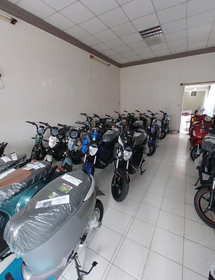 Trong không gian thoáng mát, rộng rãi  những chiếc xe điện đều được sắp xếp gọn gàng, ngăn nắp