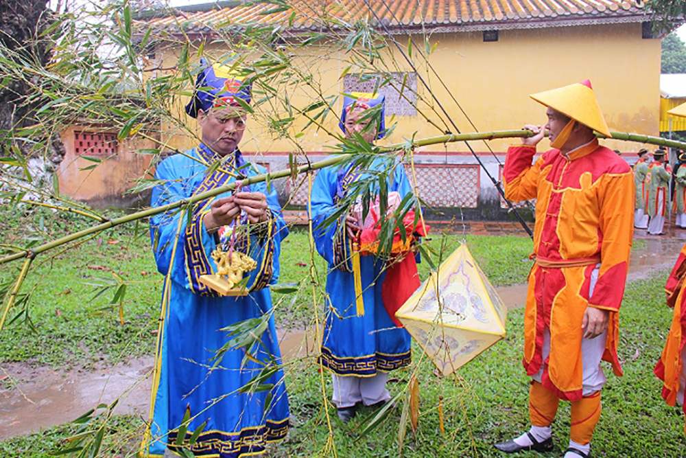 Chuẩn bị gắn văn phòng tư bảo, ấn, tín lên cây nêu
