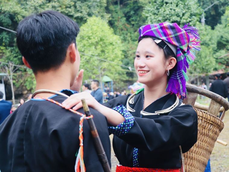 Thiếu nữ trao tín vật cho chàng trai mình thích trong tục bắt chồng