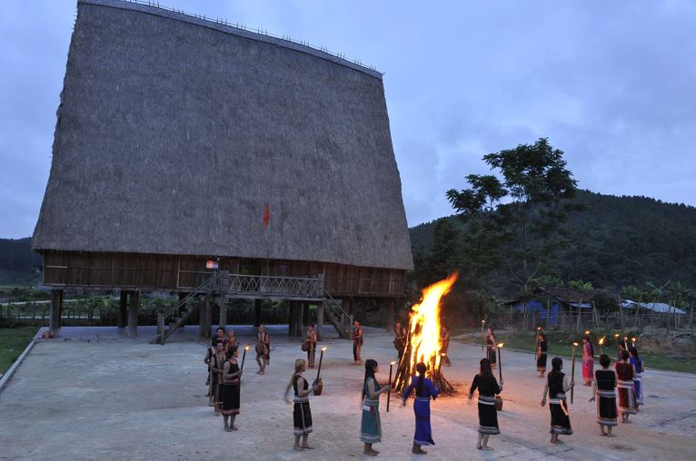 Cộng đồng Kon Bring thu hút nhiều du khách ghé thăm, khám phá