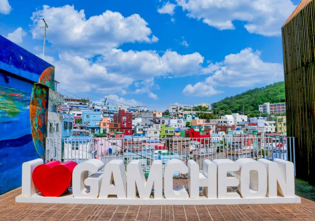 Làng văn hóa Gamcheon thu hút nhiều khách du lịch ghé thăm mỗi năm