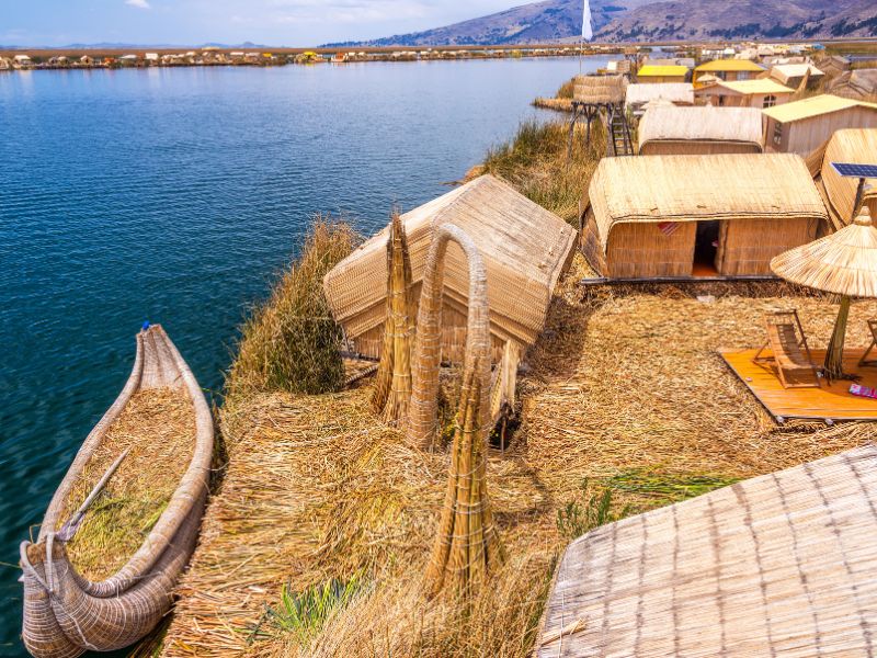 Những chiếc thuyền, ngôi nhà được làm từ cỏ của cộng đồng người Uros