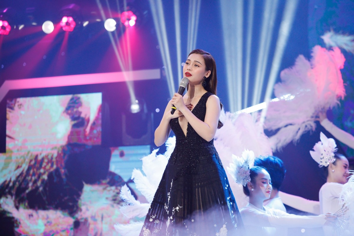 Hôn nhân viên mãn bên chồng đại gia của Giang Hồng Ngọc Hôn nhân viên mãn bên chồng đại gia của Giang Hồng Ngọc