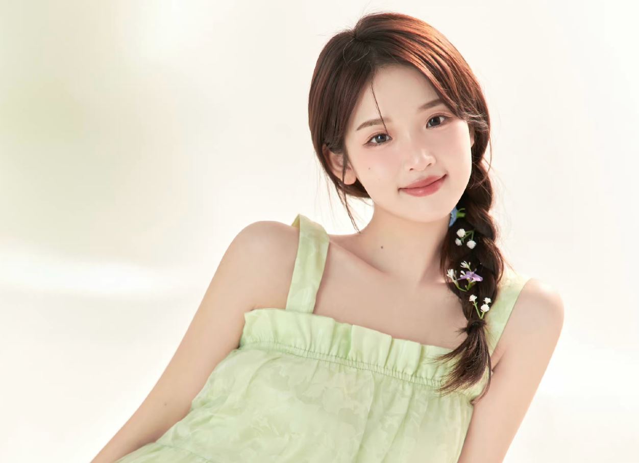 Tiểu sử Trương Miểu Di sinh ngày 13 tháng 9 năm 1998 tại Chiết Giang, Trung Quốc