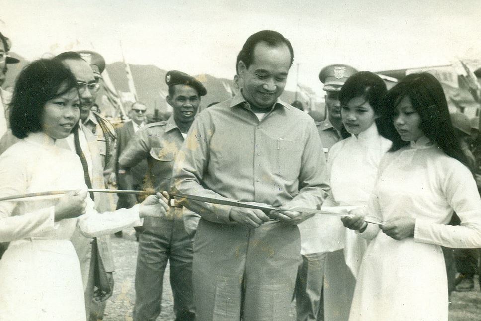 Cuối thập niên 1980, ông và nhiều trí thức khác đã đóng góp công lao rất lớn vào việc cải cách các lĩnh vực ngân hàng, tài chính