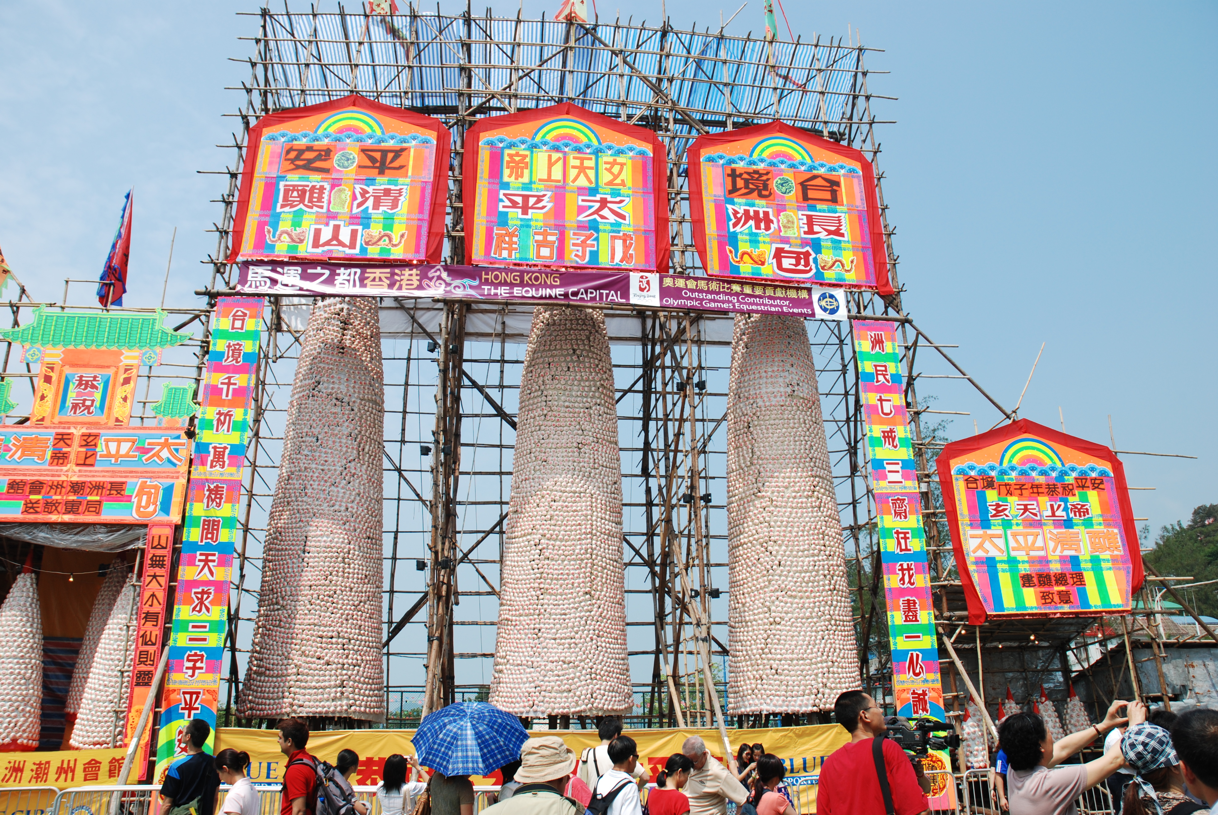 Không khí sôi động thu hút nhiều du khách