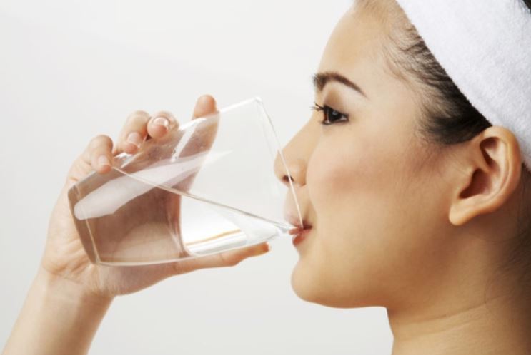 Khi say cà phê, bạn cần uống nhiều nước hơn để giúp hòa tan lượng caffein trong cơ thể