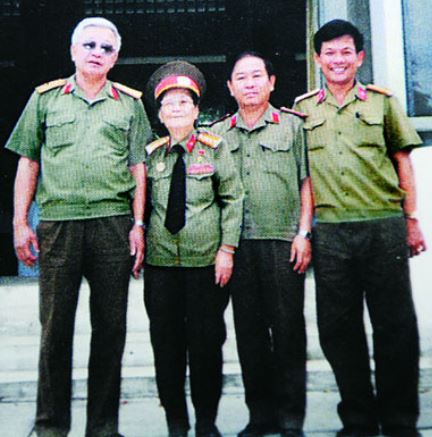 Với công lao đóng góp lớn lao cho sự nghiệp của Đảng và Nhà nước, đồng chí đã được trao tặng huân chương chiến công hạng Nhất, Huân chương Độc lập, Kháng chiến hạng Nhất,….