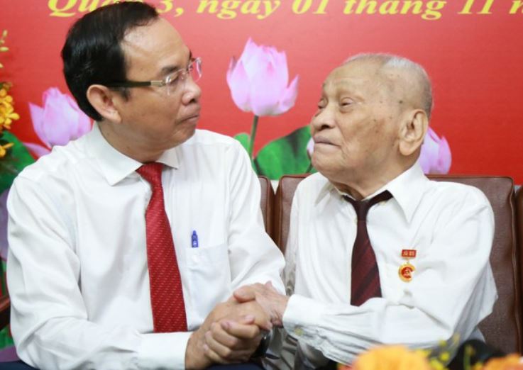 Từ năm 1936, đồng chí đã tham gia cách mạng và nhóm nghiên cứu Chủ nghĩa Mác – Lênin thuộc xã Đông Mỹ