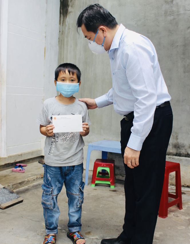 Vào ngày 07/09, Trần Hữu Thế và lãnh đạo huyện Phú Hòa đến động viên, thăm và chia buồn tặng quà gia đình chị P.T.B.T ở huyện Phú Hòa