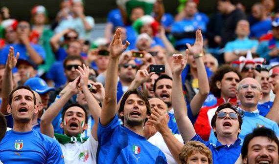 Các CĐV quá khích ở Italia là những người đoàn kết chống lại sự mạnh tay của cảnh sát, chống lại lệnh cấm