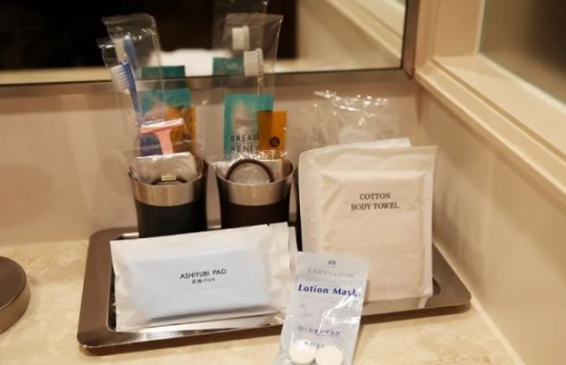 Bạn hoàn toàn có thể cầm món đồ dùng như sữa tắm, dầu gội, dầu xả, bàn chải đánh răng, kem dưỡng thể,… mang về nhà