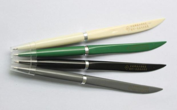 Những món đồ văn phòng phẩm như bút bi, bút chì, phong bì, tập giấy note,… bạn có thể thoải mái mang về nhà