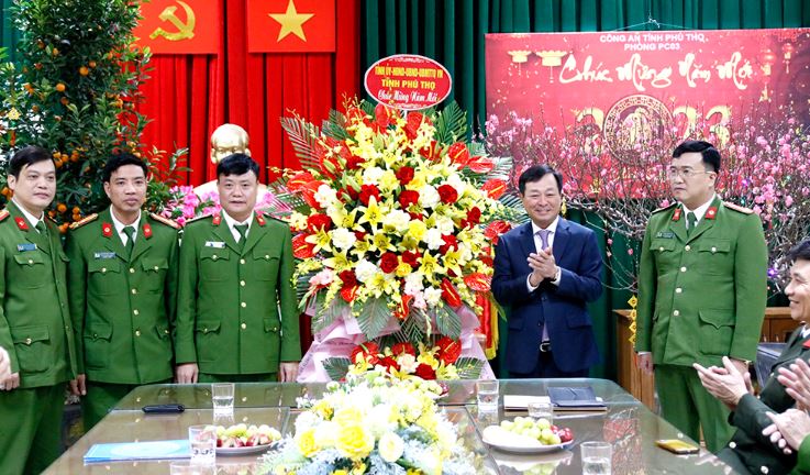 Ngày 18/1, đồng chí Bùi Văn Quang đã đến thăm chúc tết cán bộ, chiến sĩ phòng Cảnh sát Kinh tế - Công an tỉnh