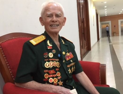 Phùng Văn Khầu là một cán bộ gương mẫu, sâu sát đơn vị, luôn cống hiến hết mình cho cách mạng nước nhà