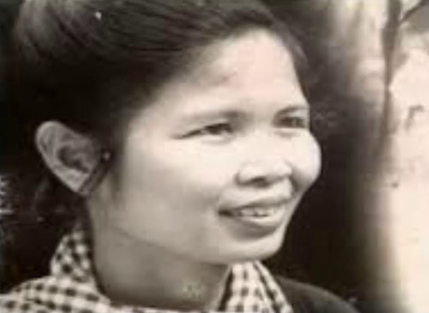 Vào năm 1965, bà là một trong những thanh niên tiêu biểu được chọn ra miền Bắc gặp Bác Hồ