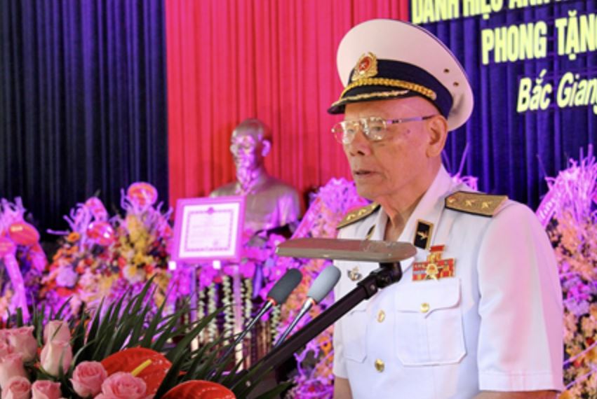 Ông từng giữ nhiều chức vụ khác nhau như Phó phòng Tác chiến rồi Trưởng phòng Tác chiến Quân chủng Hải quân,….