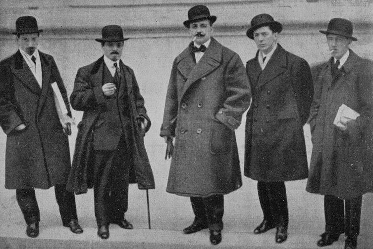 Năm 1909, một nhà thơ người Ý Filippo Tommaso Marinetti đã viết Bản tuyên ngôn của Chủ nghĩa Vị lai tại Milan