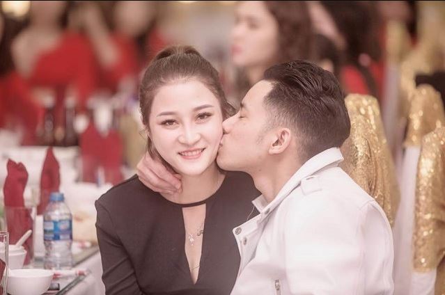 Hình ảnh hai vợ chồng nam ca sĩ hạnh phúc bên nhau
