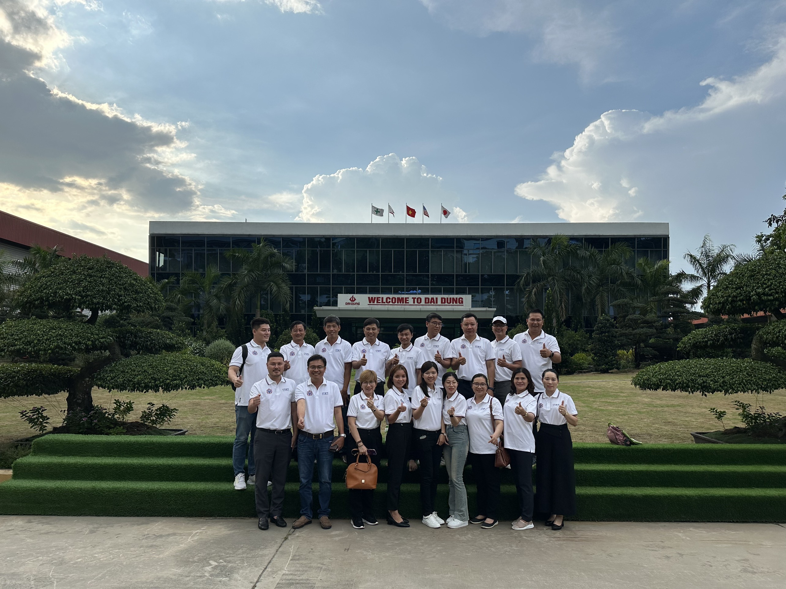 Các thành viên CPO15 chụp hình lưu niệm tại nhà máy