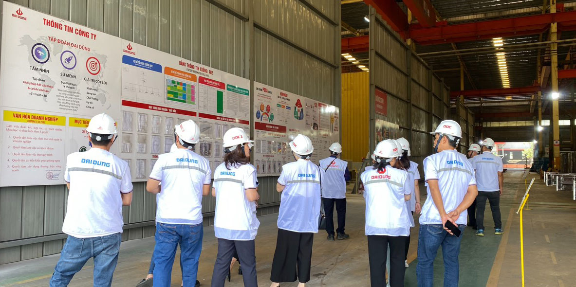 Đoàn tham quan kiến tập tại bảng thông tin của các phân xưởng