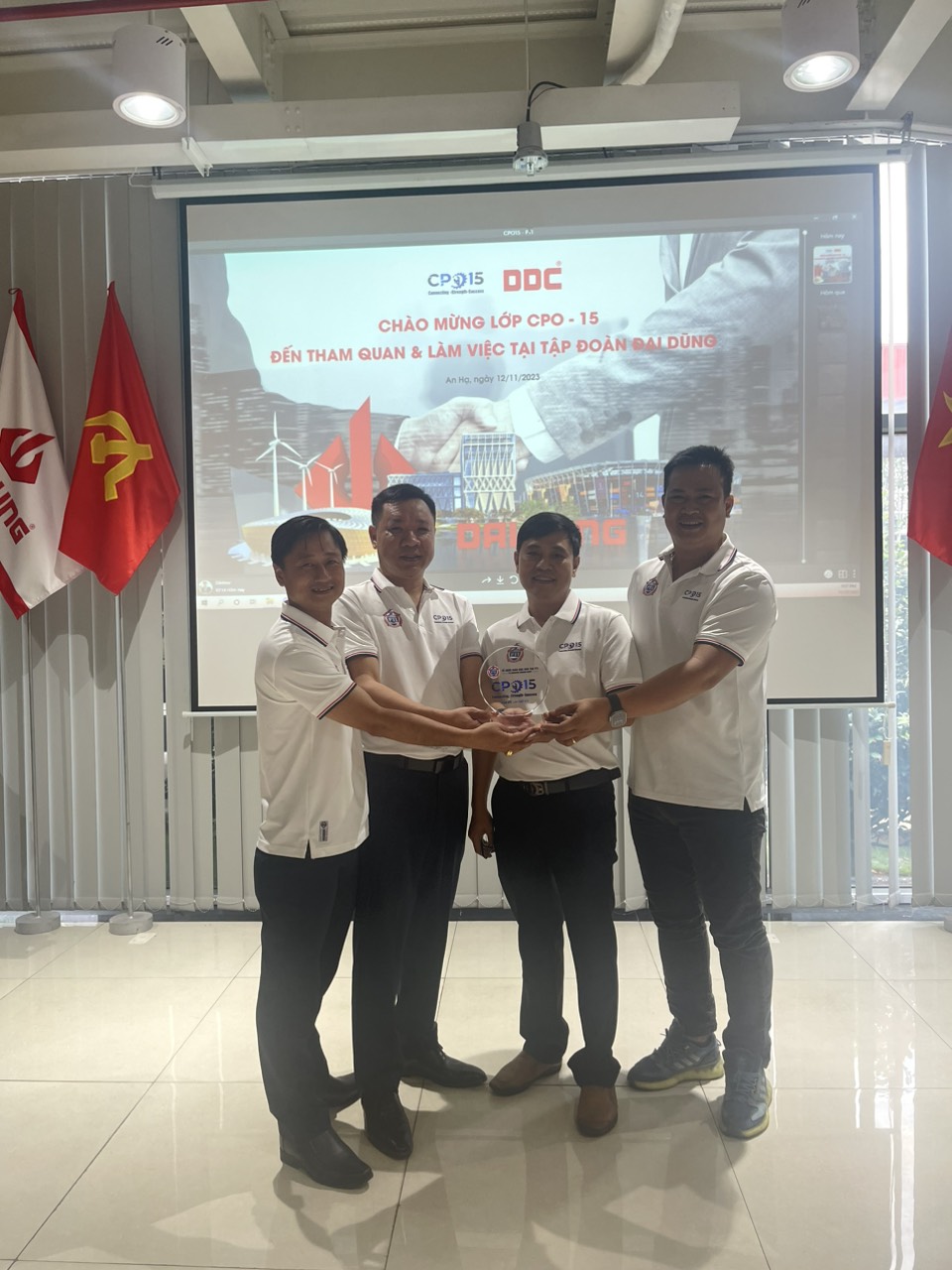 Phần qua của lớp CPO15 trao đến ban lãnh đạo Đại Dũng